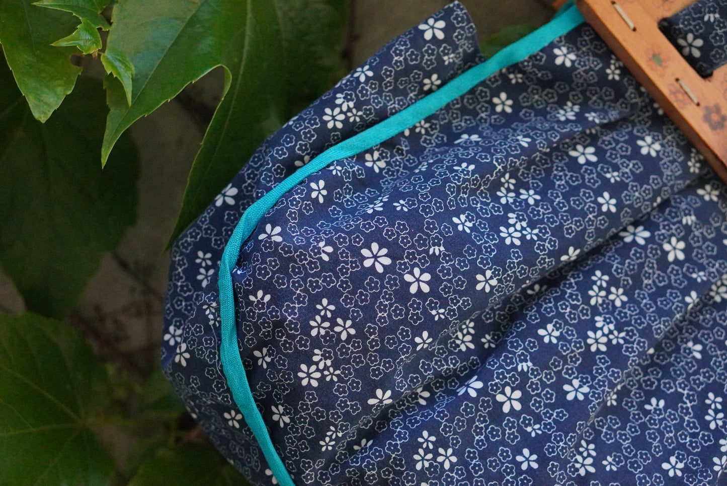 Vintage 1970s Floral Wooden Handle Tote Bag | Blue Folk Shoulder Bag