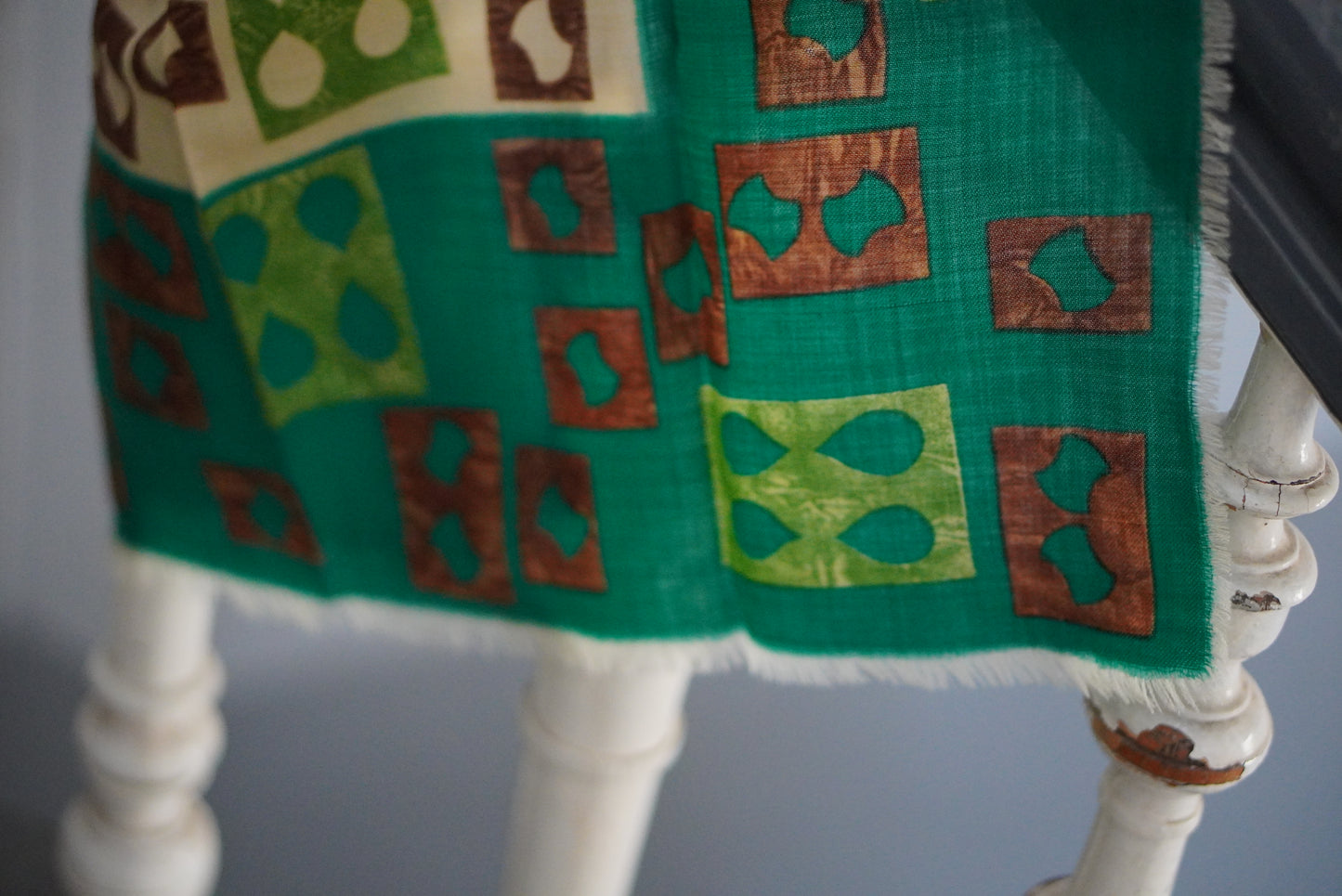 Vintage 1970s Geometric Scarf Green Abstract Pattern Fringed Lightweight Shawl