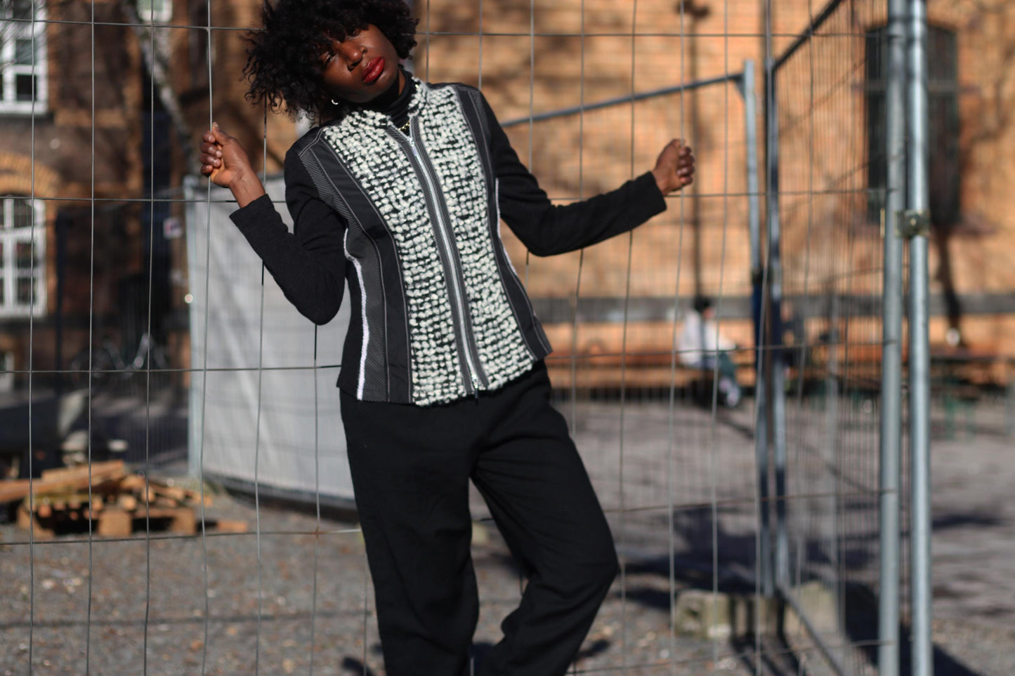 Y2K Black & White Zip-Up Jacket: Retro Streetwear Top