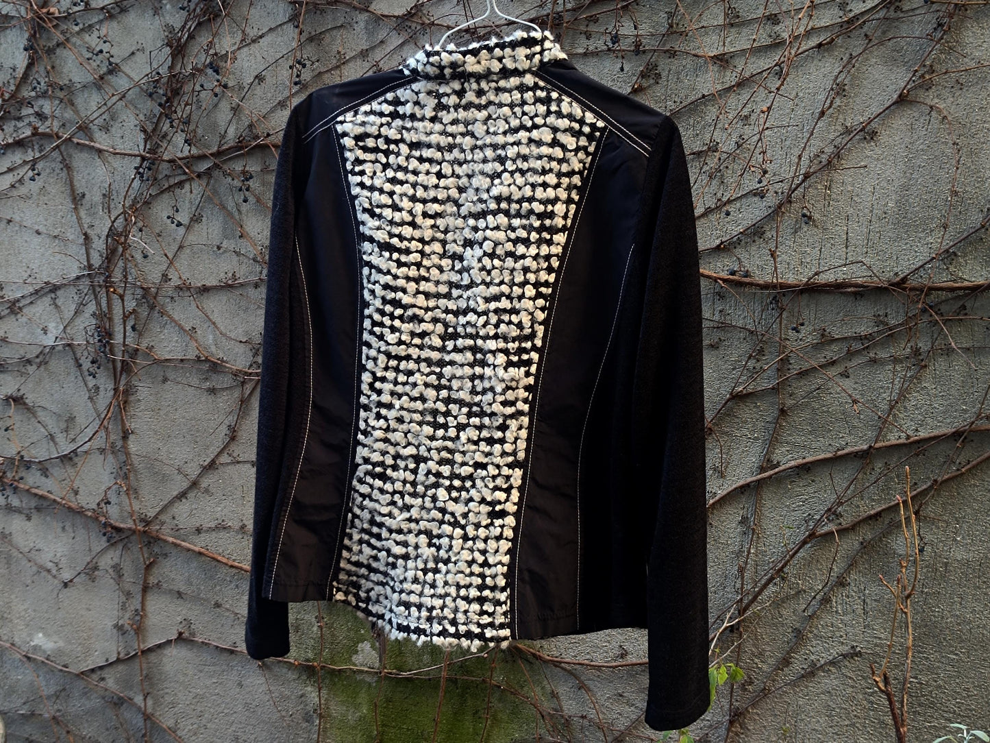 Y2K Black & White Zip-Up Jacket: Retro Streetwear Top