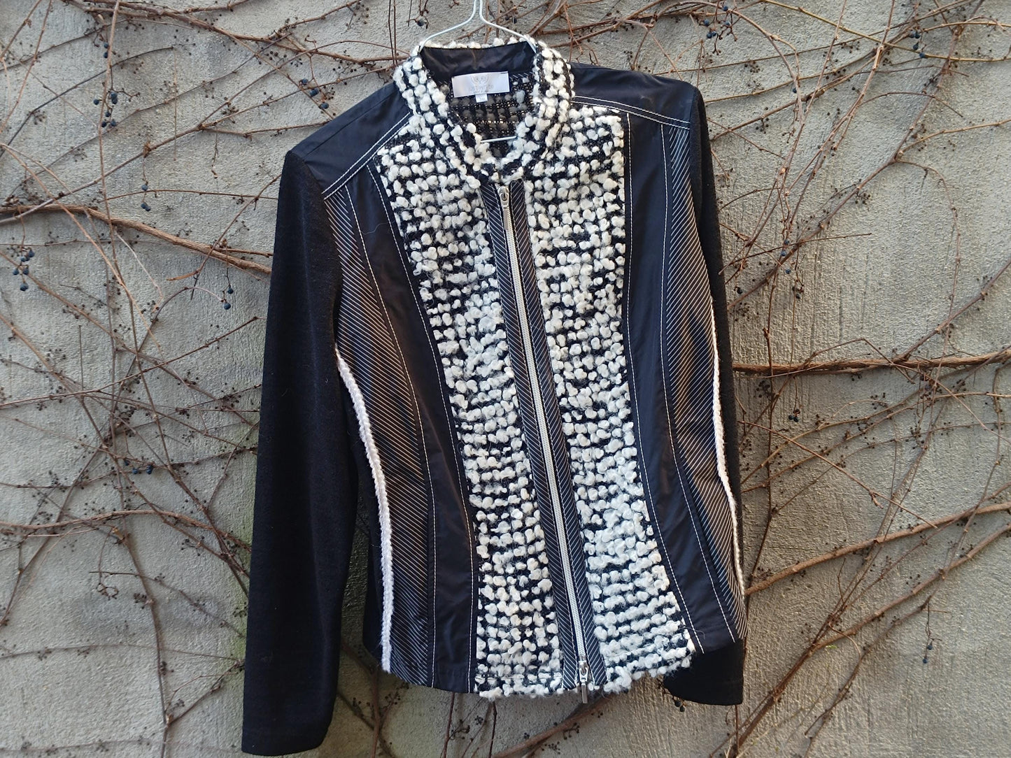 Y2K Black & White Zip-Up Jacket: Retro Streetwear Top