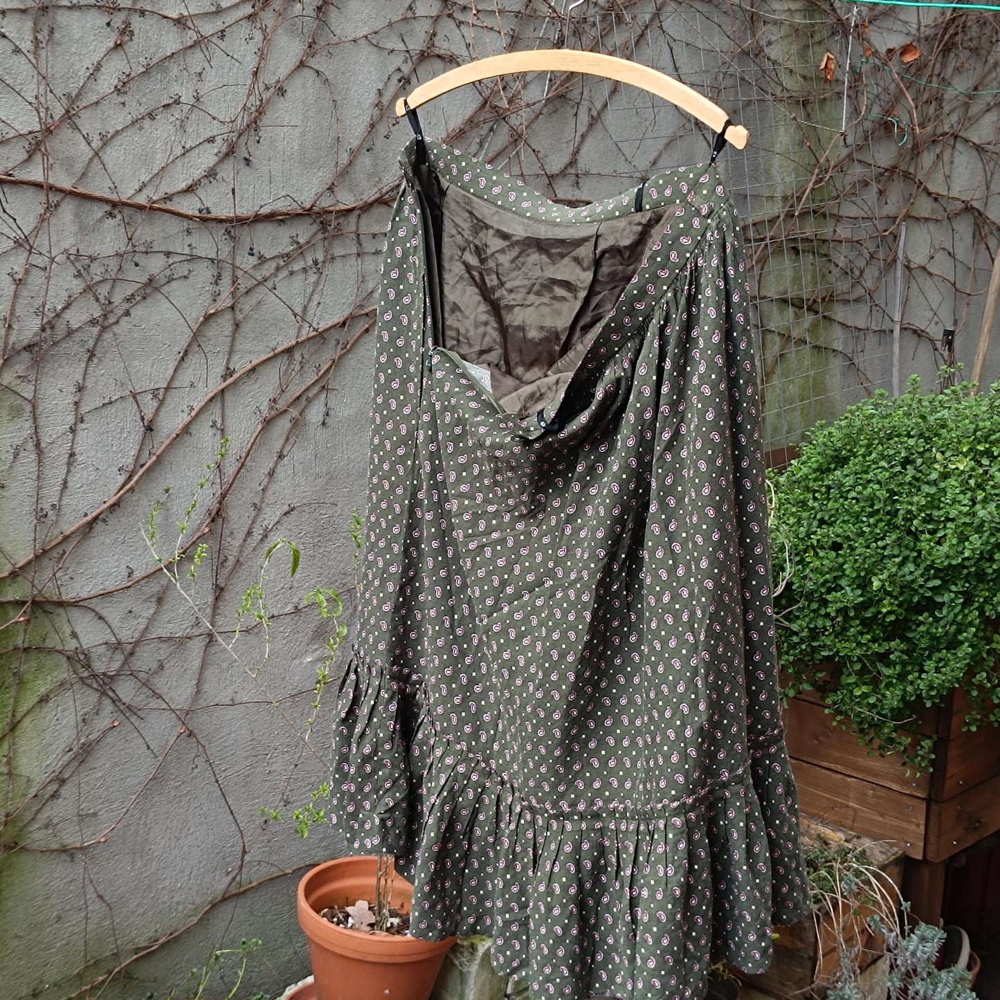 70s Boho Folk Skirt | Vintage Women's Eyedrop Print Midi Skirt | Country-Inspired Green Free-Spirit Skirt | Cottagecore Ruffle Hem Festival