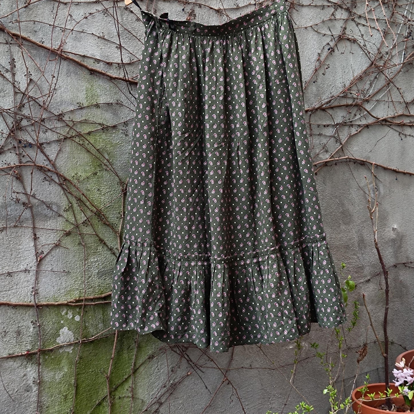 70s Boho Folk Skirt | Vintage Women's Eyedrop Print Midi Skirt | Country-Inspired Green Free-Spirit Skirt | Cottagecore Ruffle Hem Festival