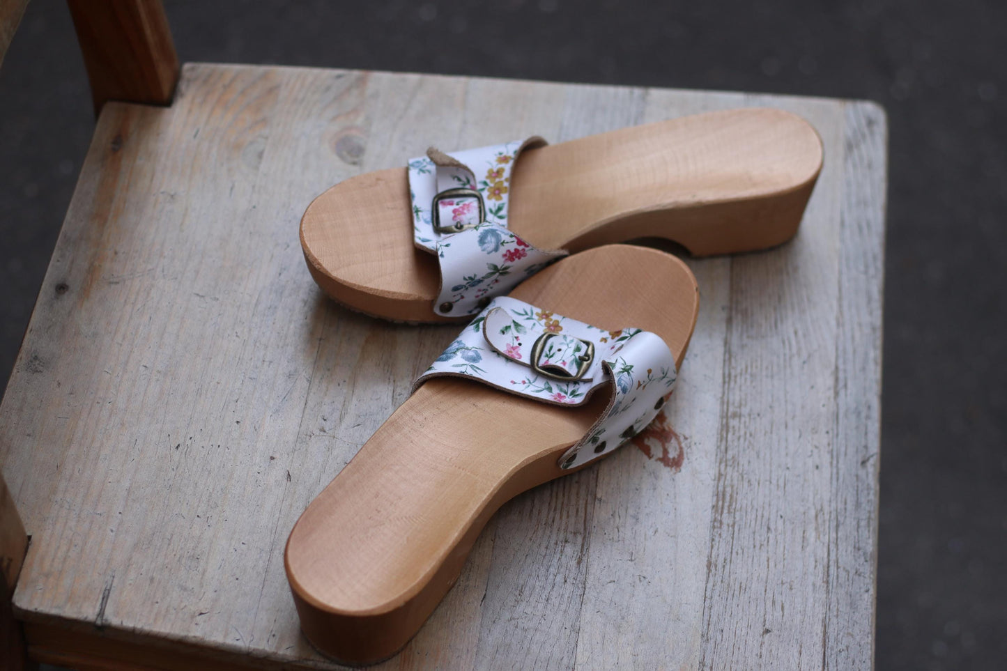Vintage Floral Clogs - Swedish Style - Size 40 - White Leather & Wood - Boho Chic Shoes