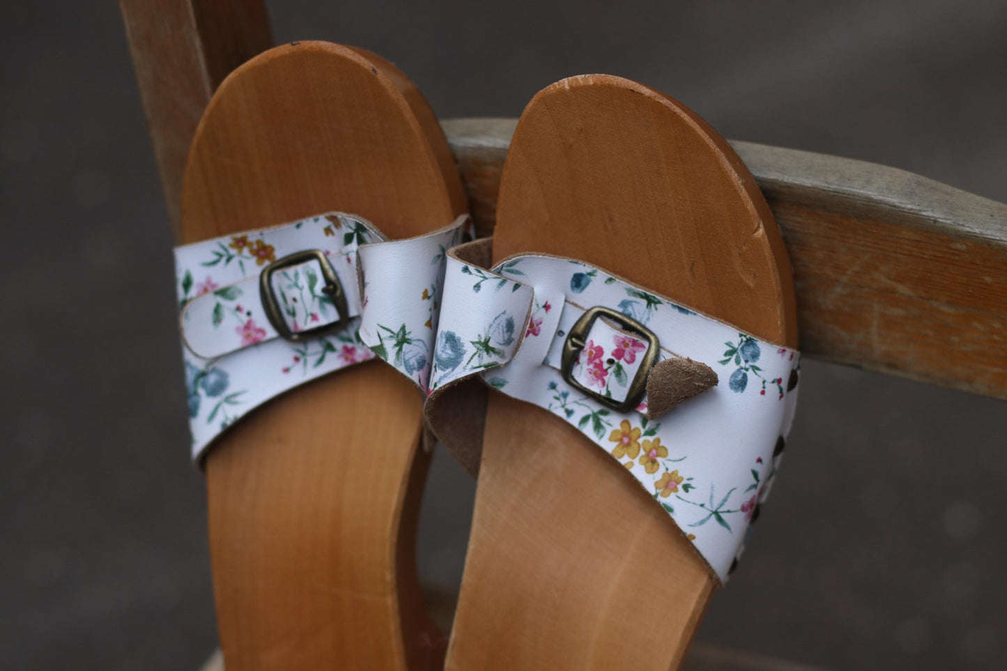 Vintage Floral Clogs - Swedish Style - Size 40 - White Leather & Wood - Boho Chic Shoes