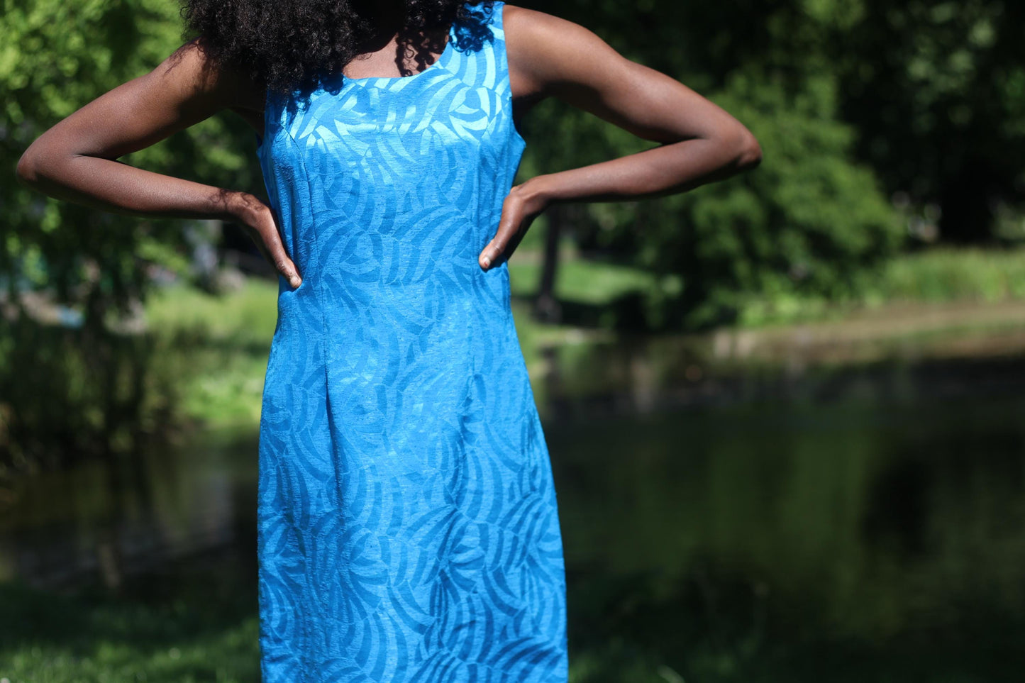 Vintage y2k Blue Sleeveless Midi Dress | 2000s Bodycon Summer Dress with Leaf Print – Sleek Minimalist Evening Look