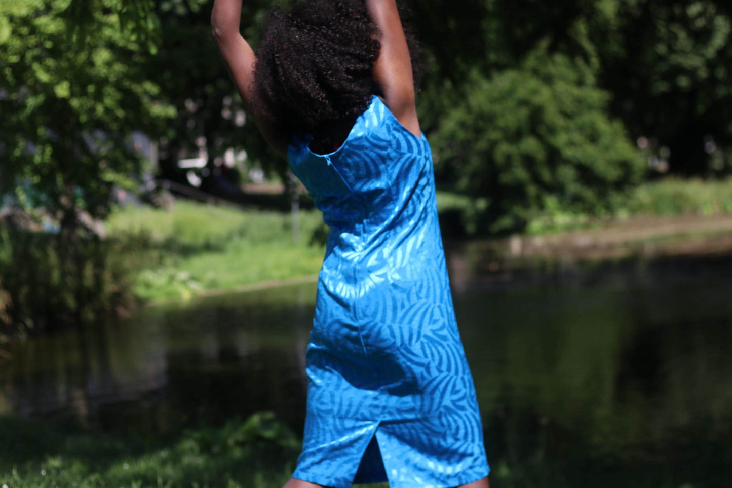 Vintage y2k Blue Sleeveless Midi Dress | 2000s Bodycon Summer Dress with Leaf Print – Sleek Minimalist Evening Look