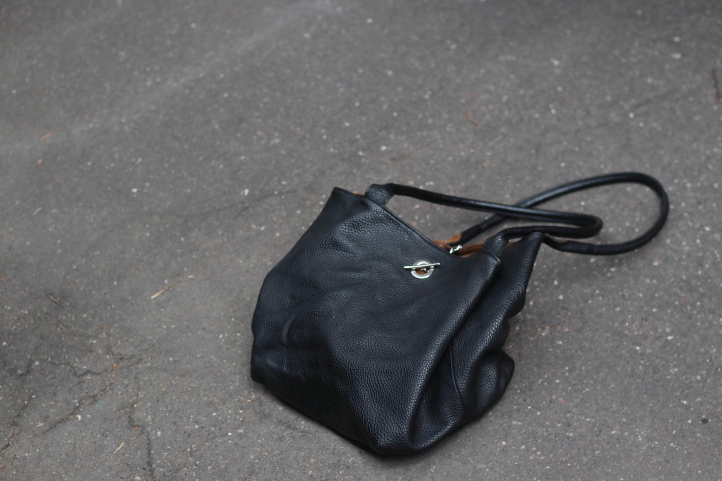 Vintage Black Pebbled Leather Tote Bag | Oversized Slouchy Shoulder Bag | Classic Everyday Carryall with Chain Detail