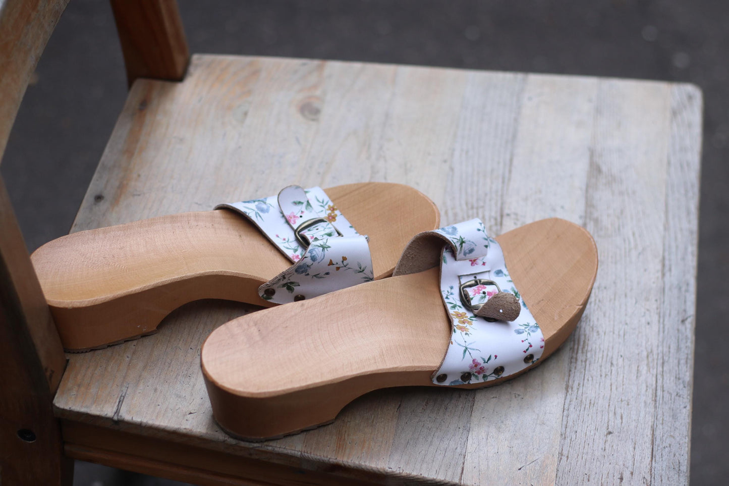 Vintage Floral Clogs - Swedish Style - Size 40 - White Leather & Wood - Boho Chic Shoes