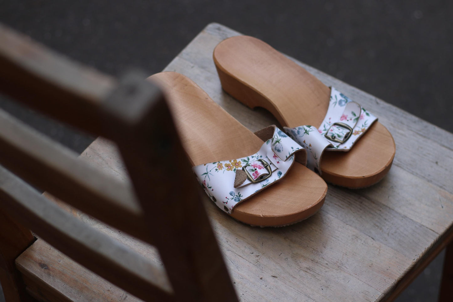 Vintage Floral Clogs - Swedish Style - Size 40 - White Leather & Wood - Boho Chic Shoes