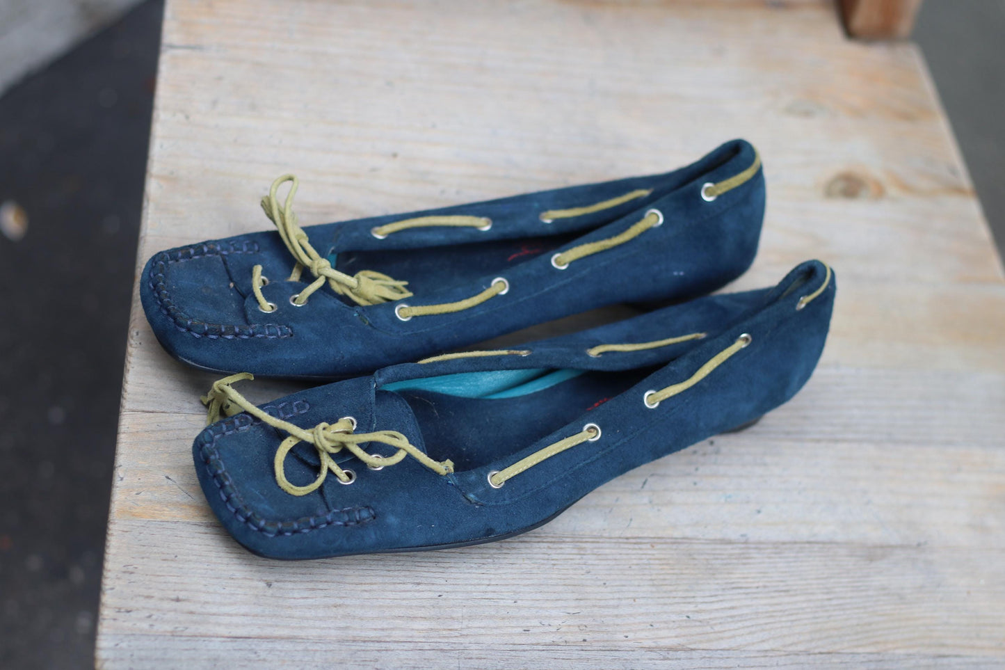 Vintage y2k Suede Shoes EU38| Navy Lace-Up Flats with Mini Heel & Chartreuse Laces| 2000s Indie Girl Aesthetic Footwear