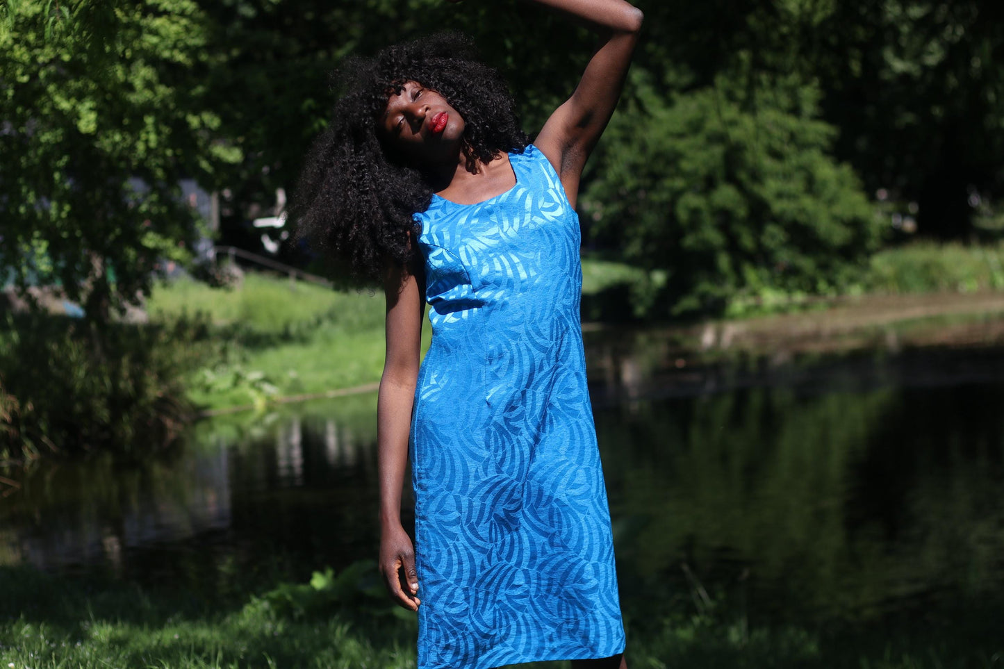 Vintage y2k Blue Sleeveless Midi Dress | 2000s Bodycon Summer Dress with Leaf Print – Sleek Minimalist Evening Look