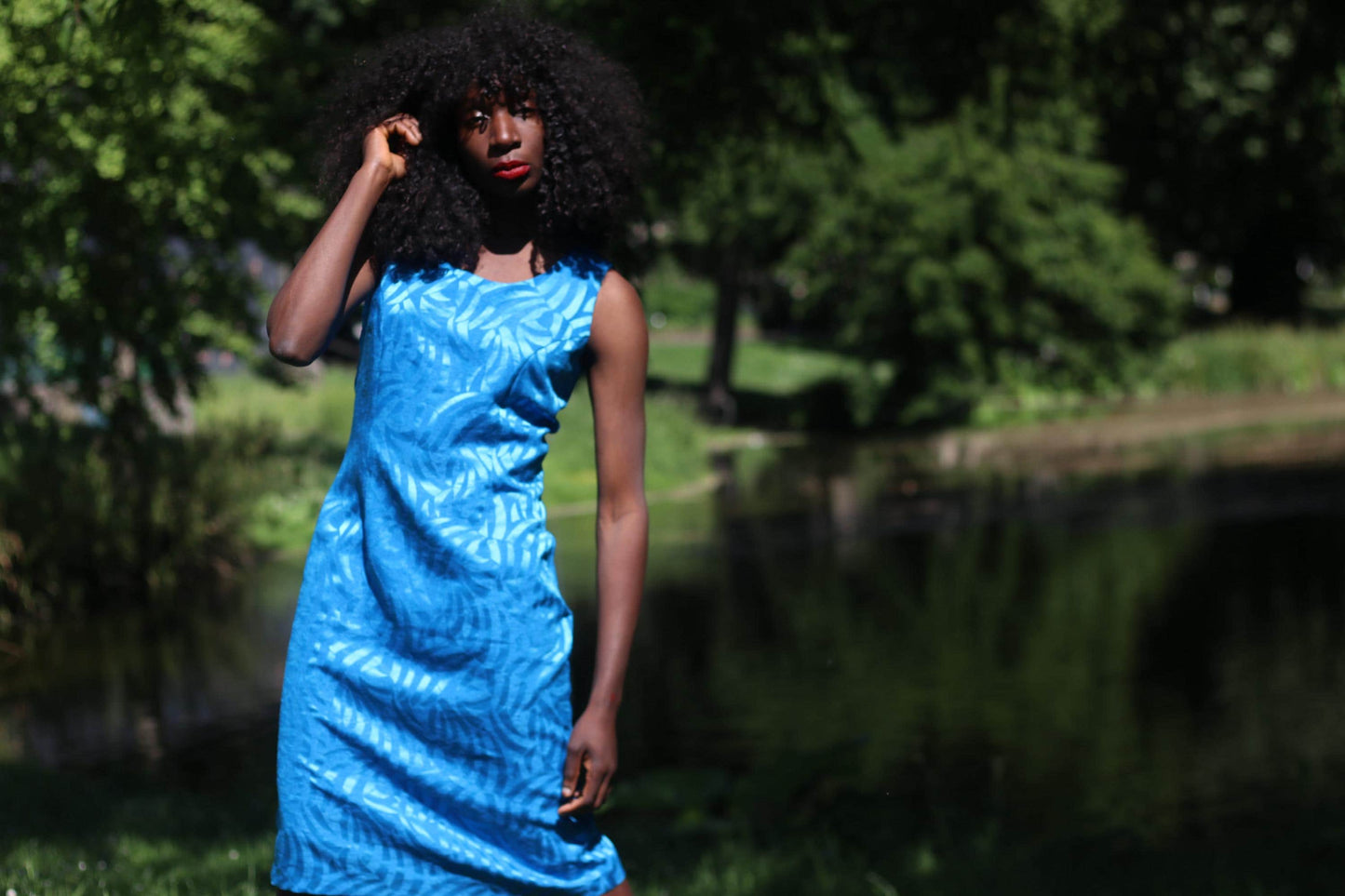 Vintage y2k Blue Sleeveless Midi Dress | 2000s Bodycon Summer Dress with Leaf Print – Sleek Minimalist Evening Look