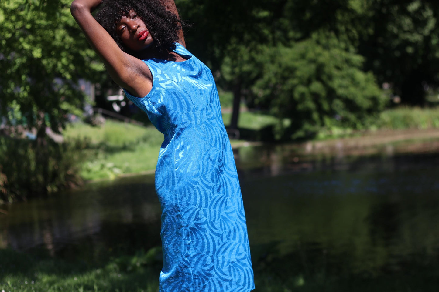Vintage y2k Blue Sleeveless Midi Dress | 2000s Bodycon Summer Dress with Leaf Print – Sleek Minimalist Evening Look