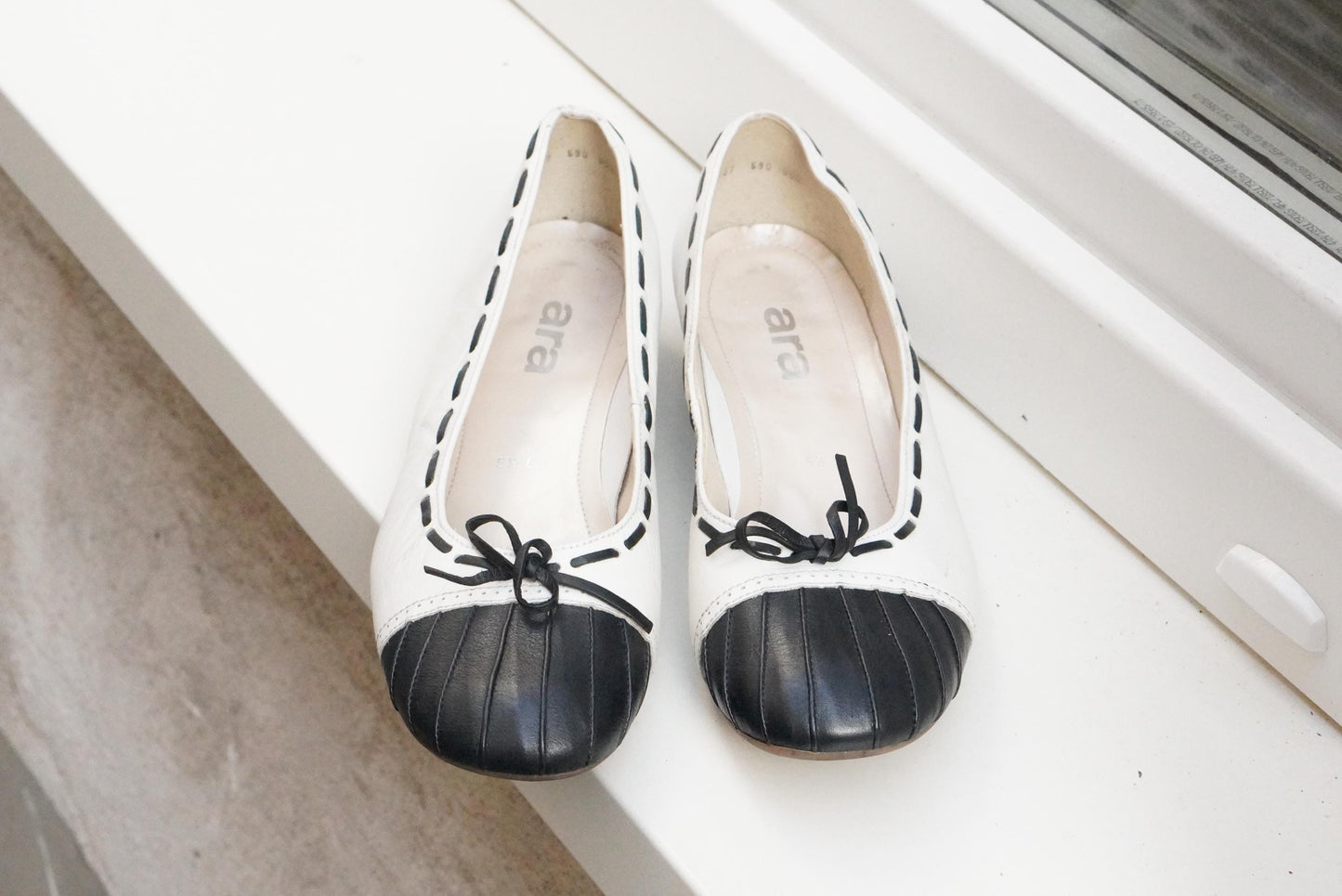 Vintage Two Tone Ballerina Flats 90s White Leather Black Cap Toe Bow Detail Shoes