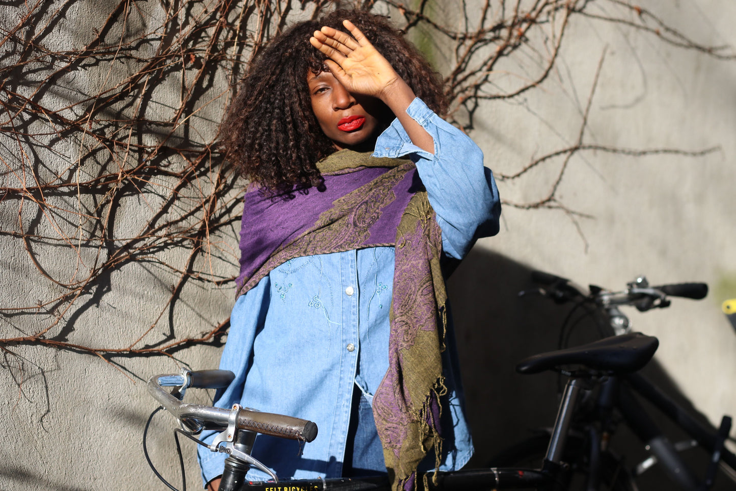 The Reversible Paisley Jacquard Stole - Violet & Moss