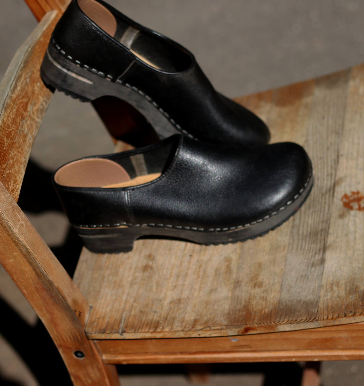 Vintage 70s Leather Black Clogs Size EU39-EU40