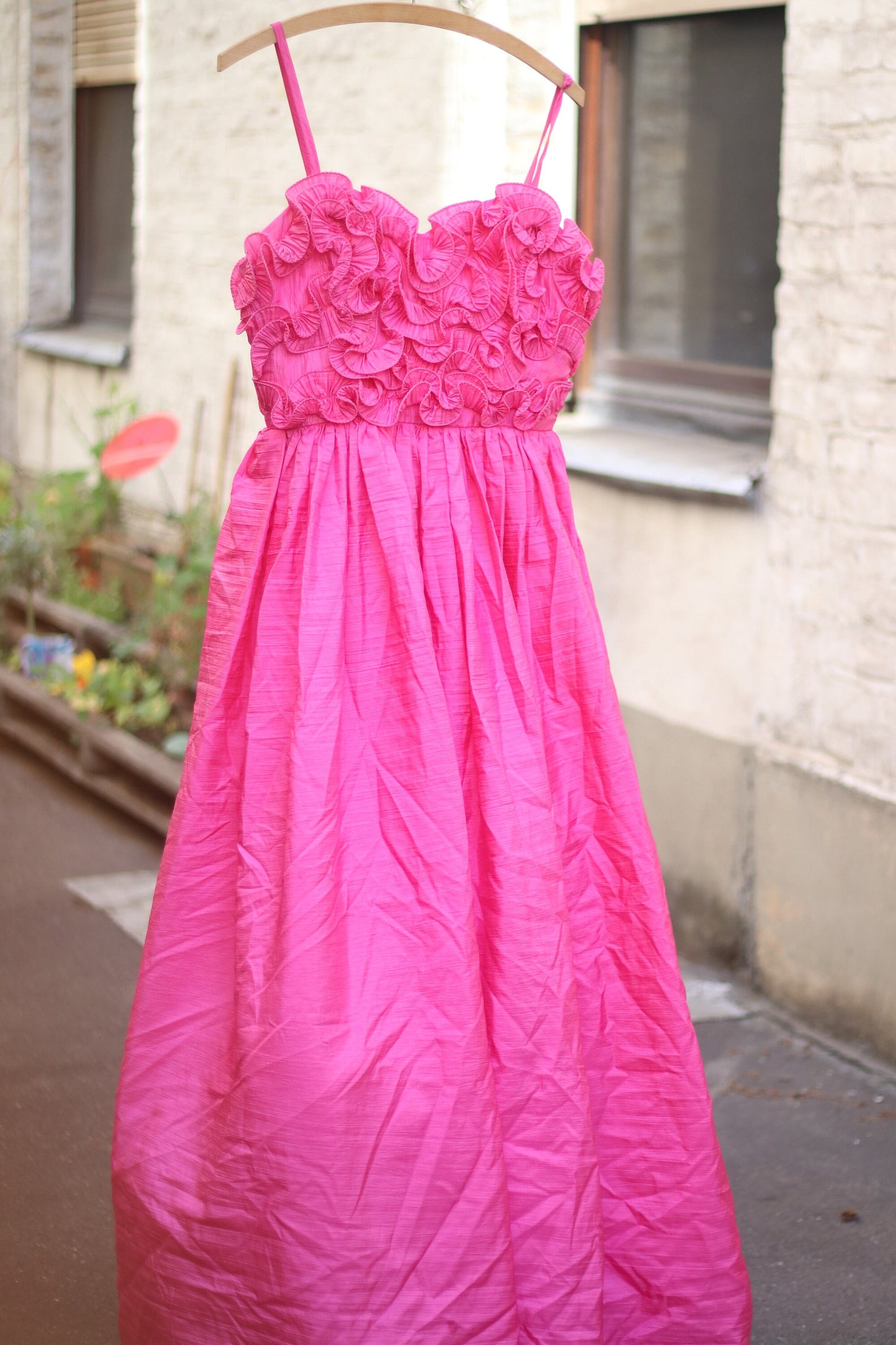 Vintage Laura Philips Pink Elegant dress with Tulle and Floral Embellishments on top Medium