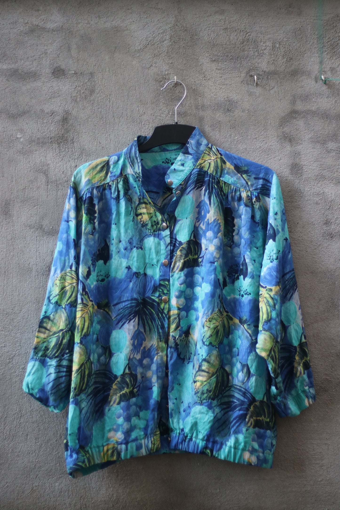 Vintage Blue Floral Print Blouse with Band Collar Silhouette Size Small