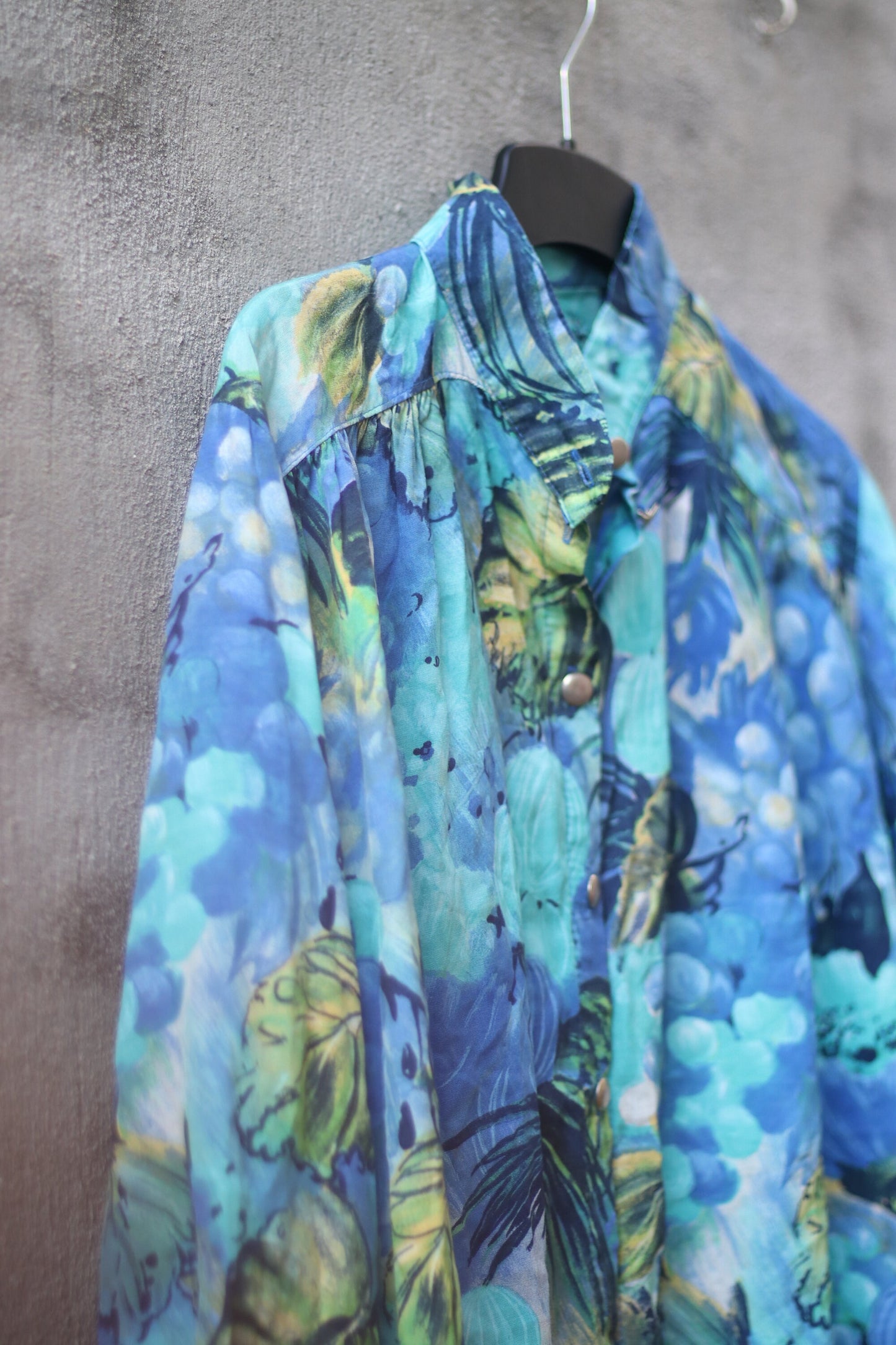 Vintage Blue Floral Print Blouse with Band Collar Silhouette Size Small