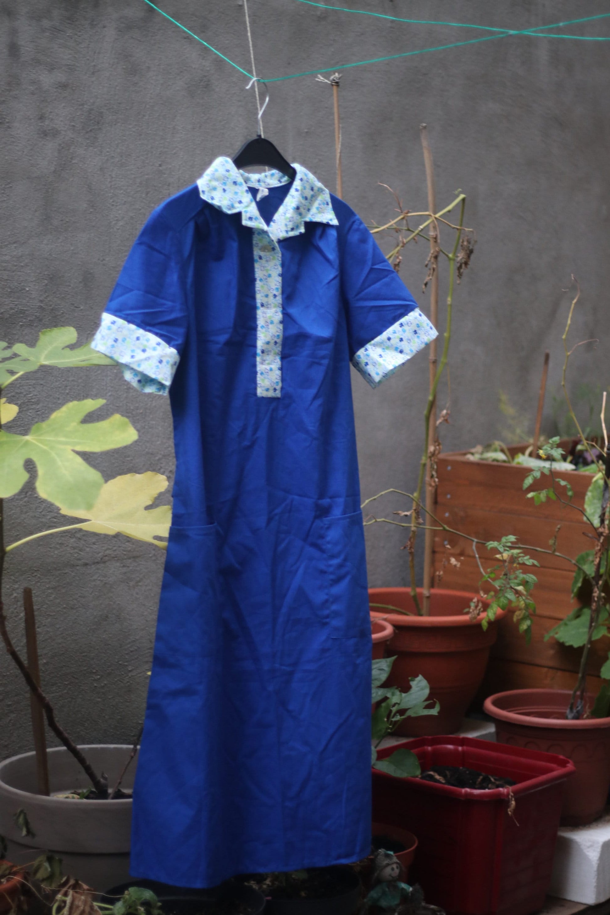 70s Blue Dress with Floral Details| Vintage short-sleeved Summer Dress with back details| Retro buttoned down shirt dress
