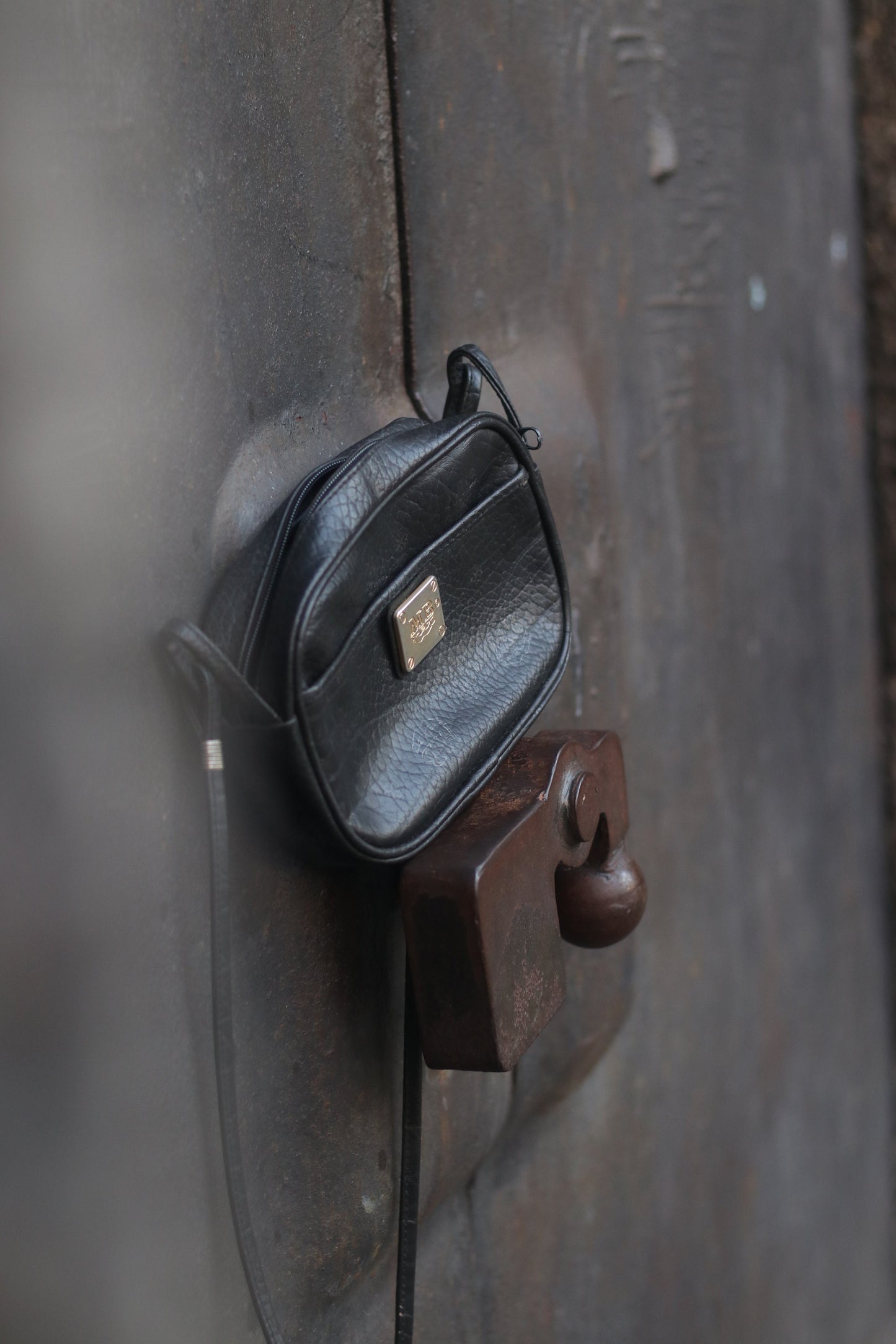 Compact Leather Bag in Black Vintage small MB leather bag