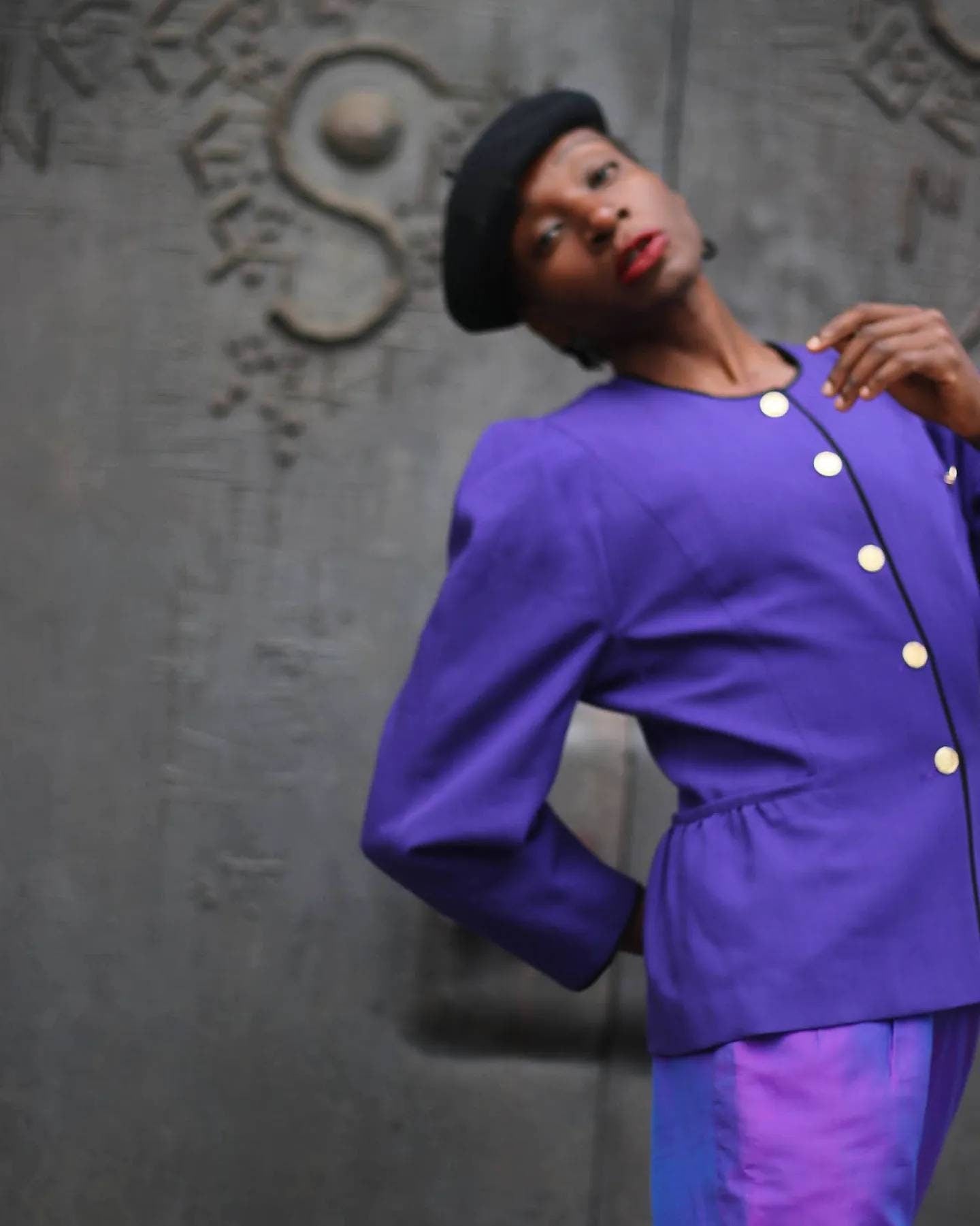 Jobis Wool Blazer | 90s Purple Cropped Design with gold-colored buttons