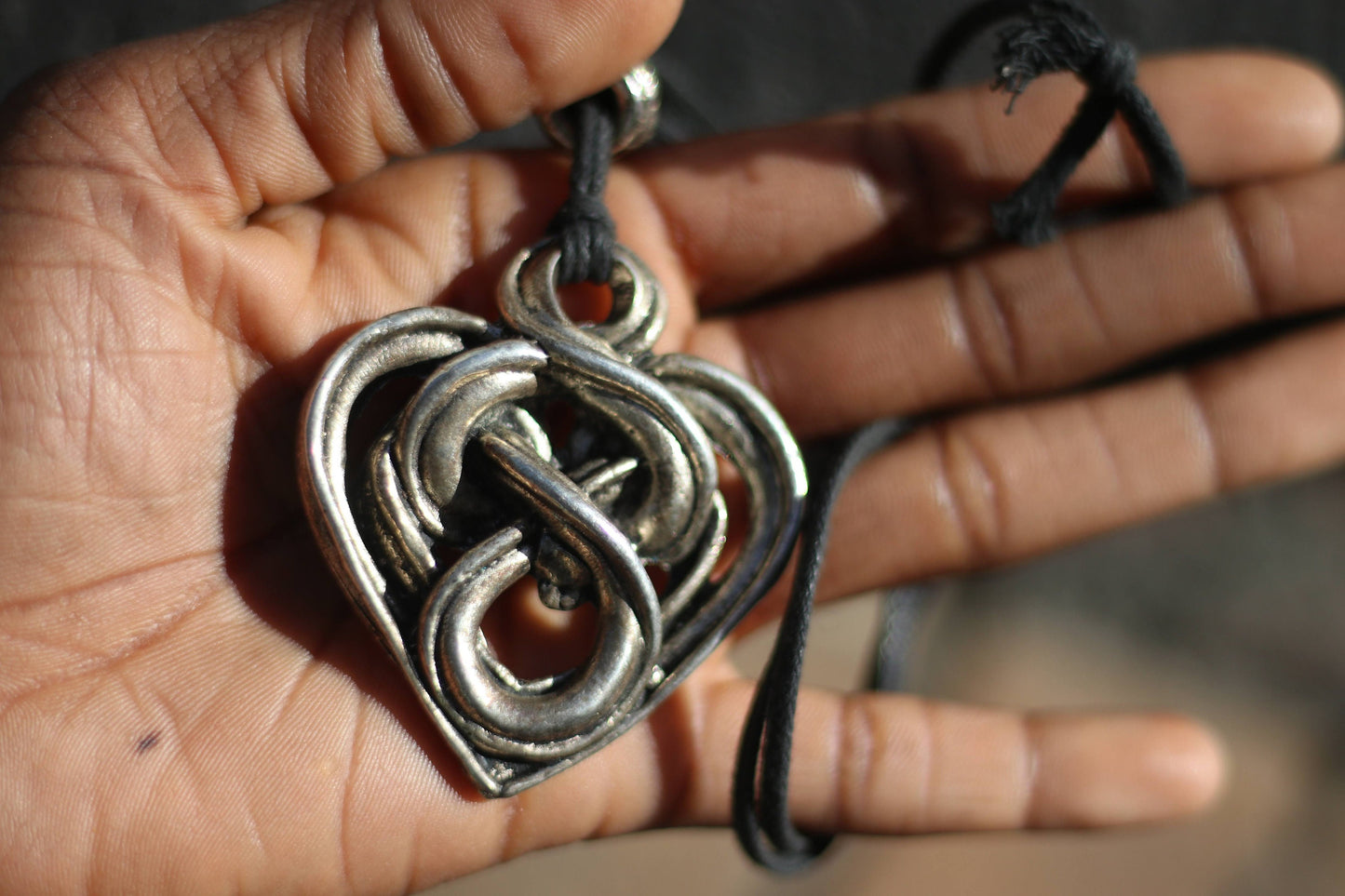 90s heart shaped necklace| Vintage bronze colored jewelry| Gothic inspired heart motif necklace