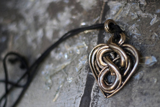90s heart shaped necklace| Vintage bronze colored jewelry| Gothic inspired heart motif necklace