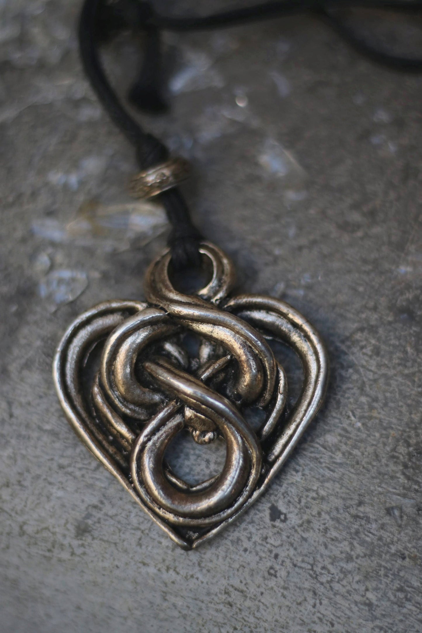90s heart shaped necklace| Vintage bronze colored jewelry| Gothic inspired heart motif necklace