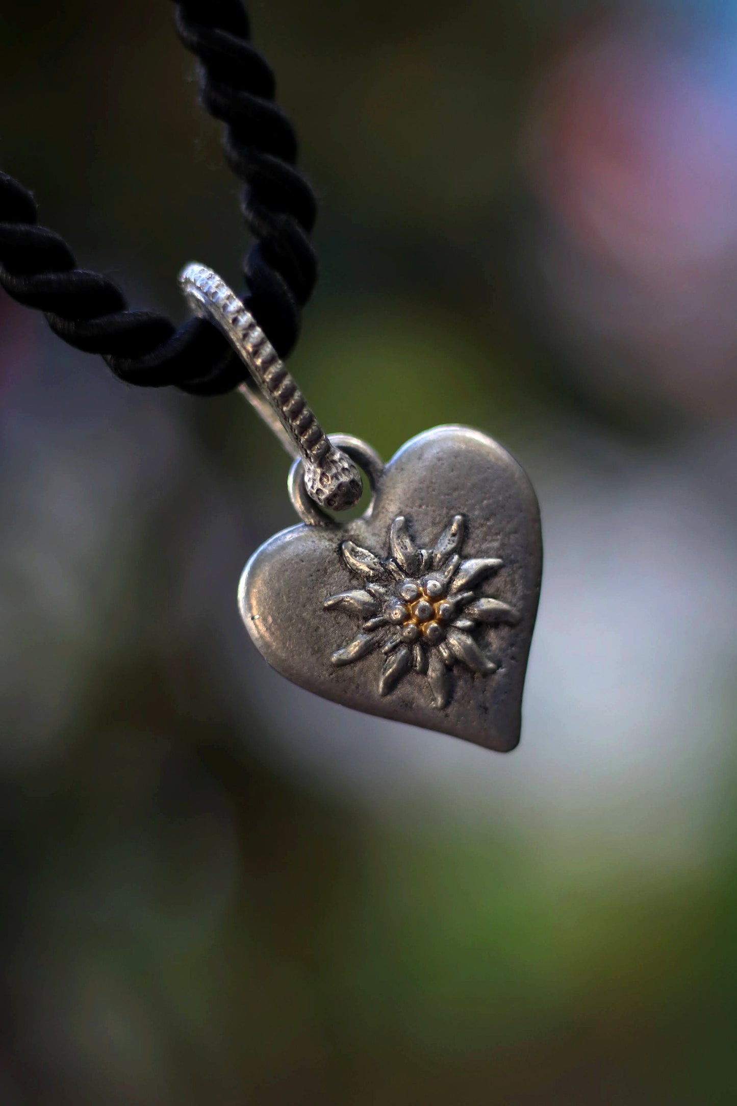 90s heart shaped necklace| Vintage silver colored jewelry| Gothic inspired heart motif necklace