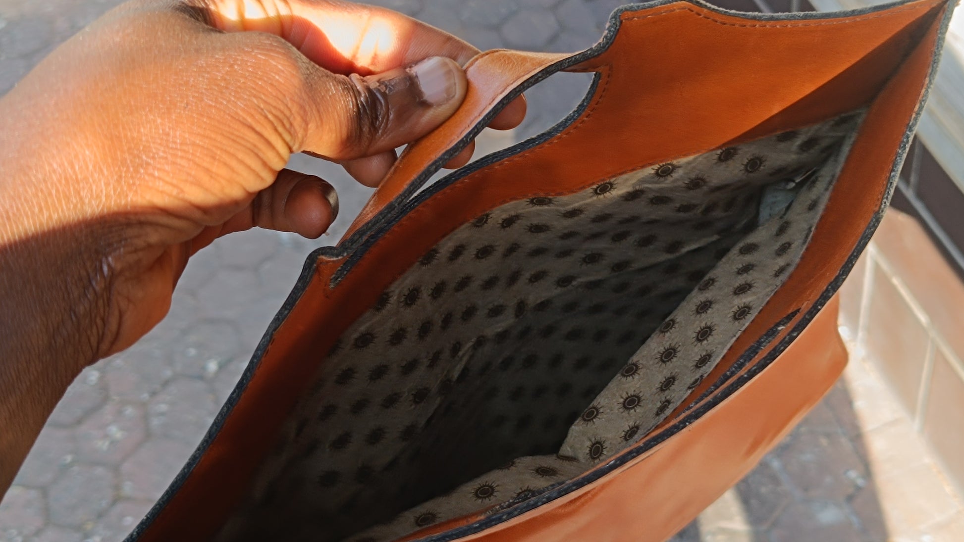 Vintage 1970s Tan Leather Clutch Bag - Retro Cutout Handle Purse