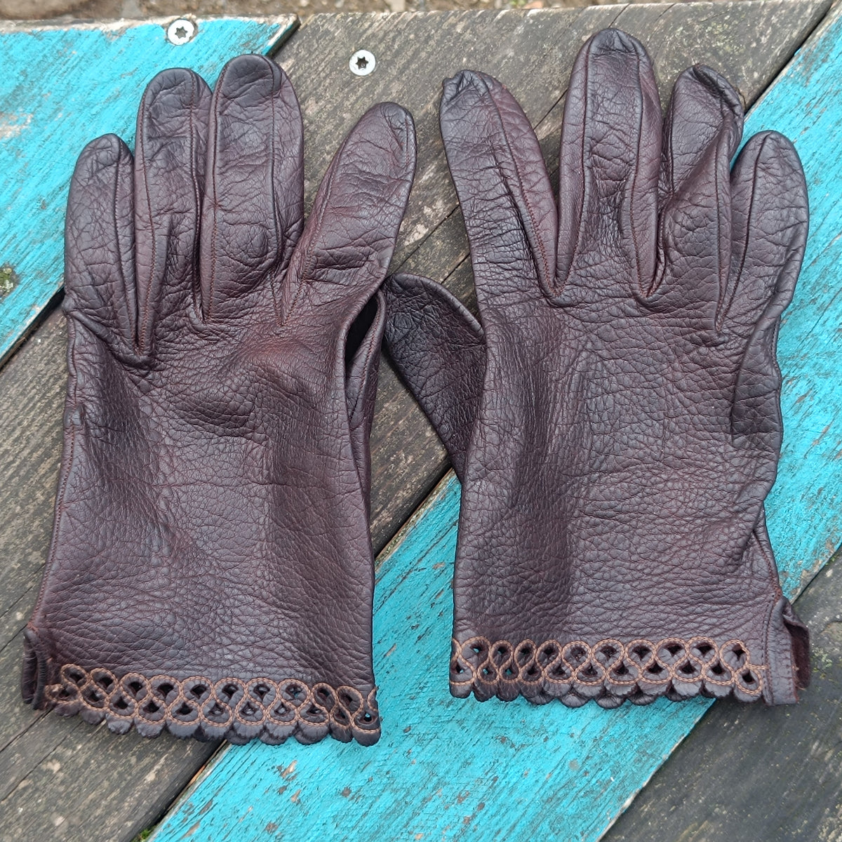 Vintage 70s Dark Brown Genuine Leather Gloves | Scalloped Trim | Size S/M