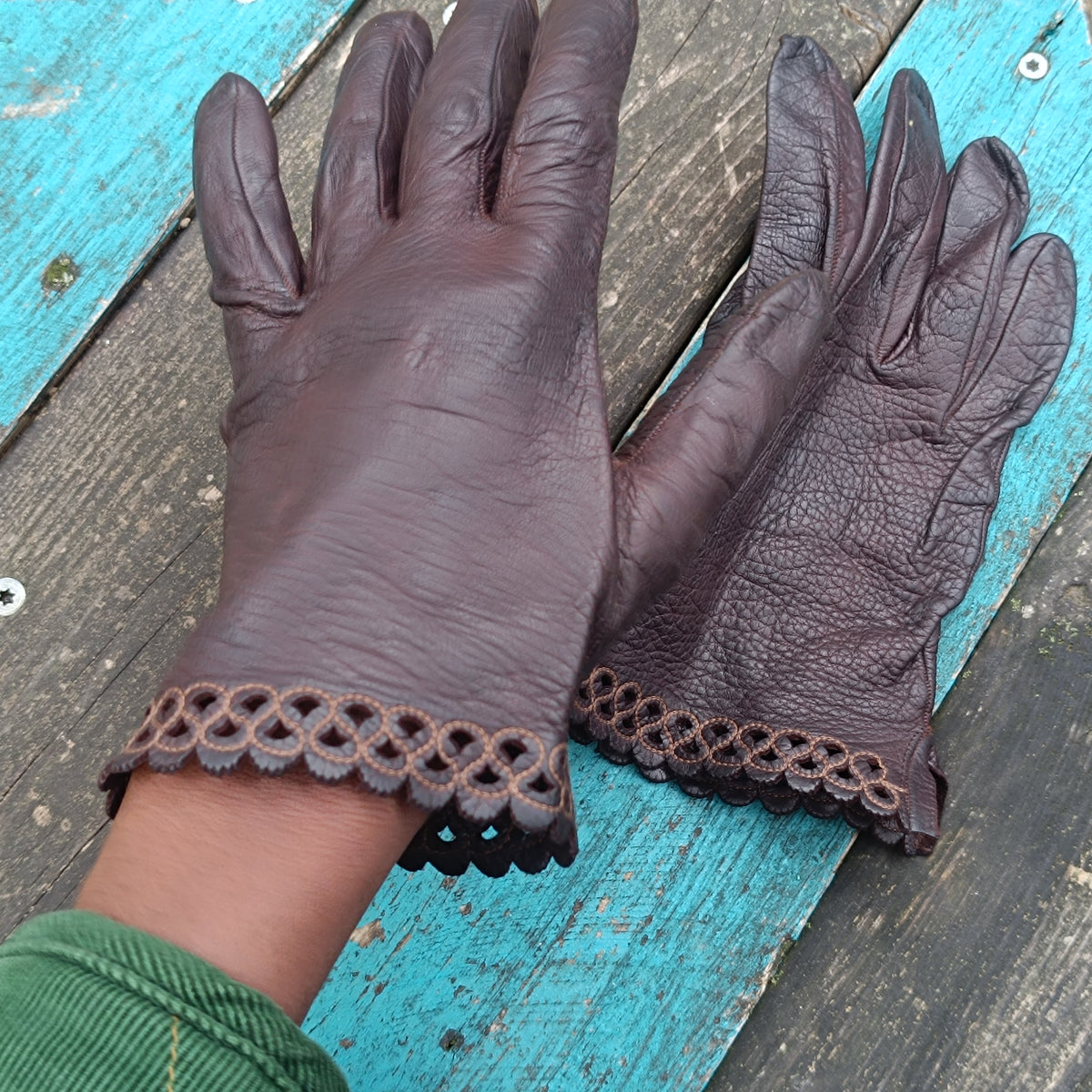 Vintage 70s Dark Brown Genuine Leather Gloves | Scalloped Trim | Size S/M