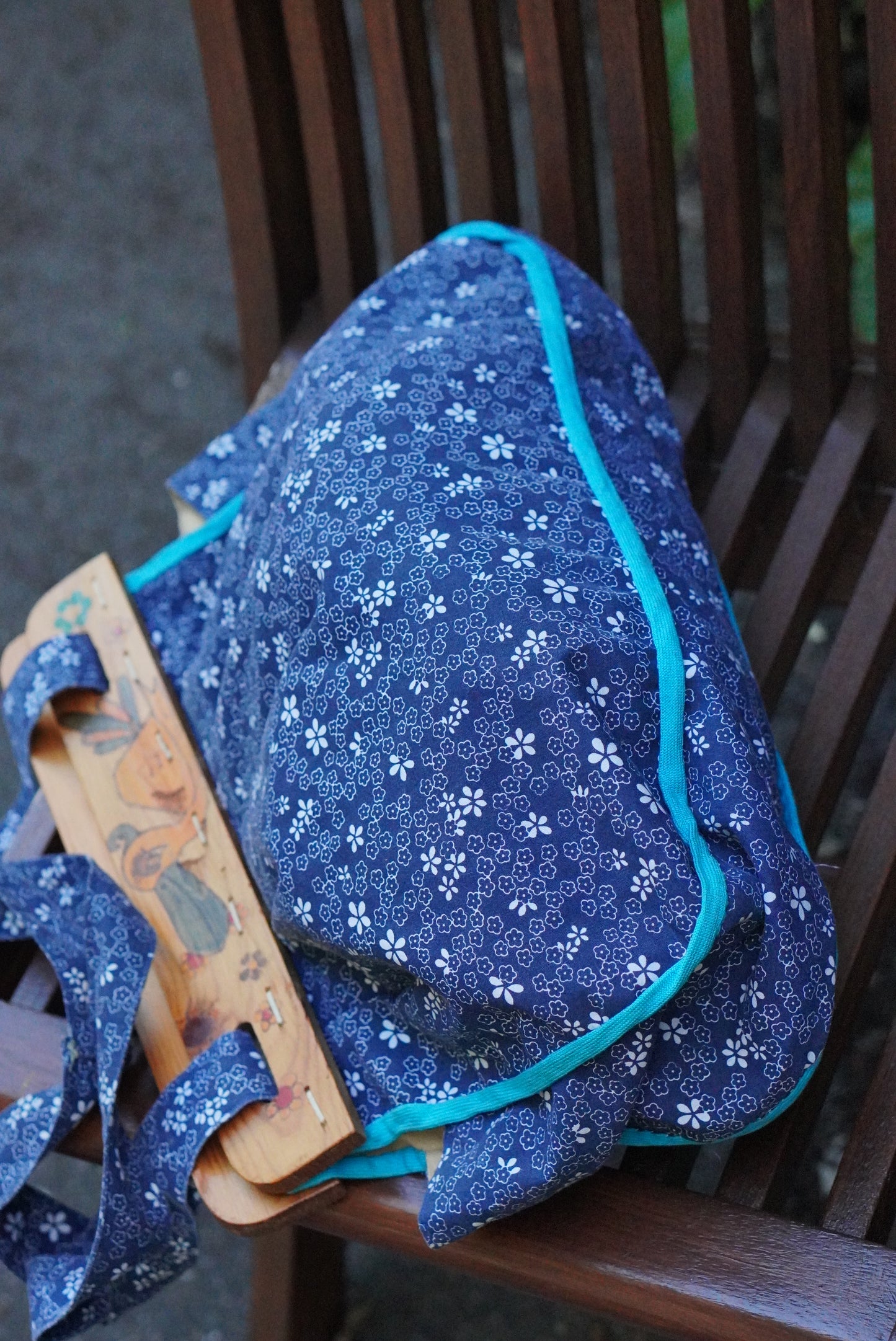 Vintage 1970s Floral Wooden Handle Tote Bag | Blue Folk Shoulder Bag