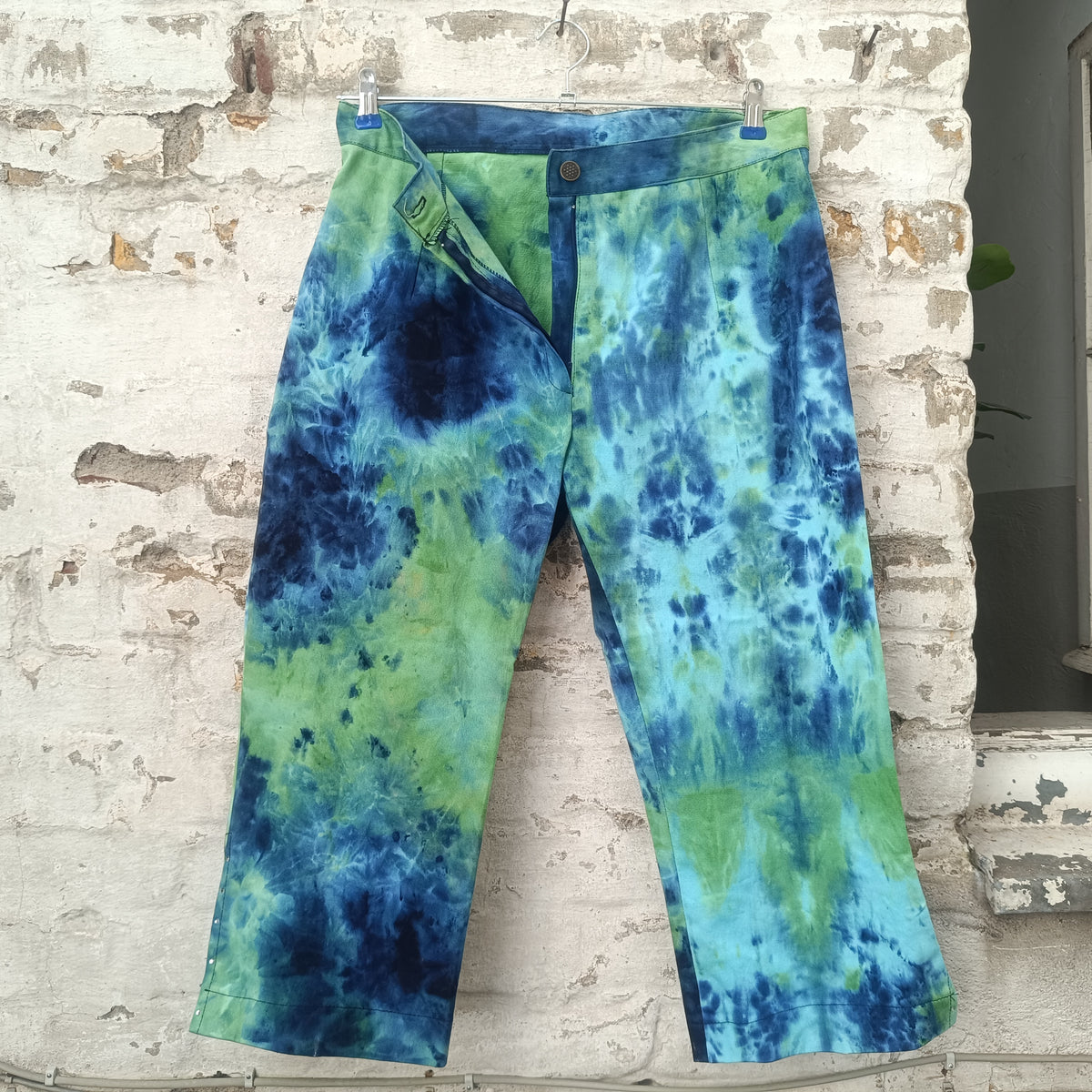 Tie Dye Capri Pants | Vintage 90s Y2K Blue Green Cropped Trousers