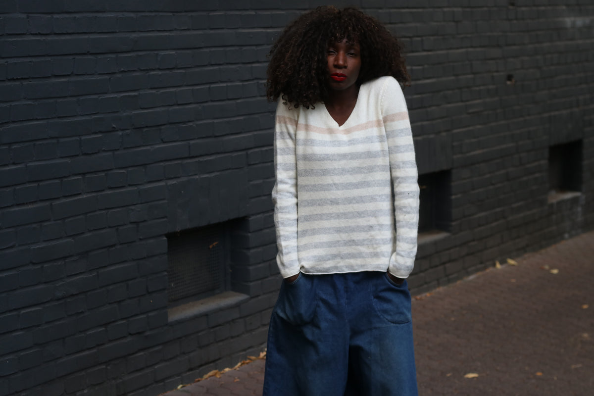 Striped Wool Blend Jumper | Vintage Y2K V-Neck Knit Sweater | M/L