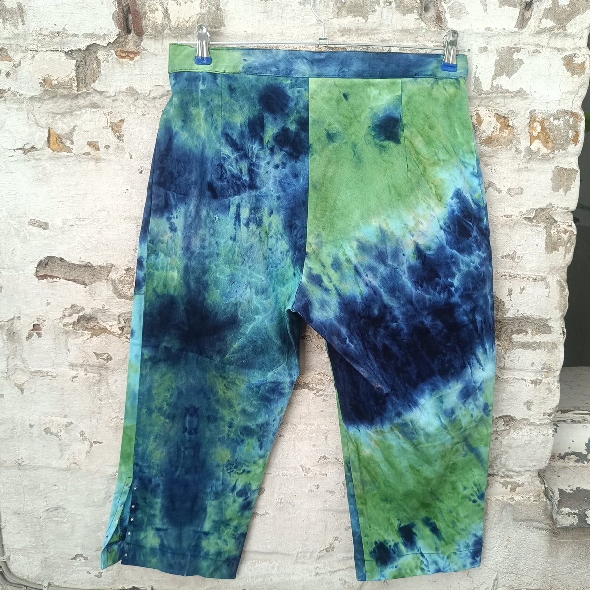 Tie Dye Capri Pants | Vintage 90s Y2K Blue Green Cropped Trousers
