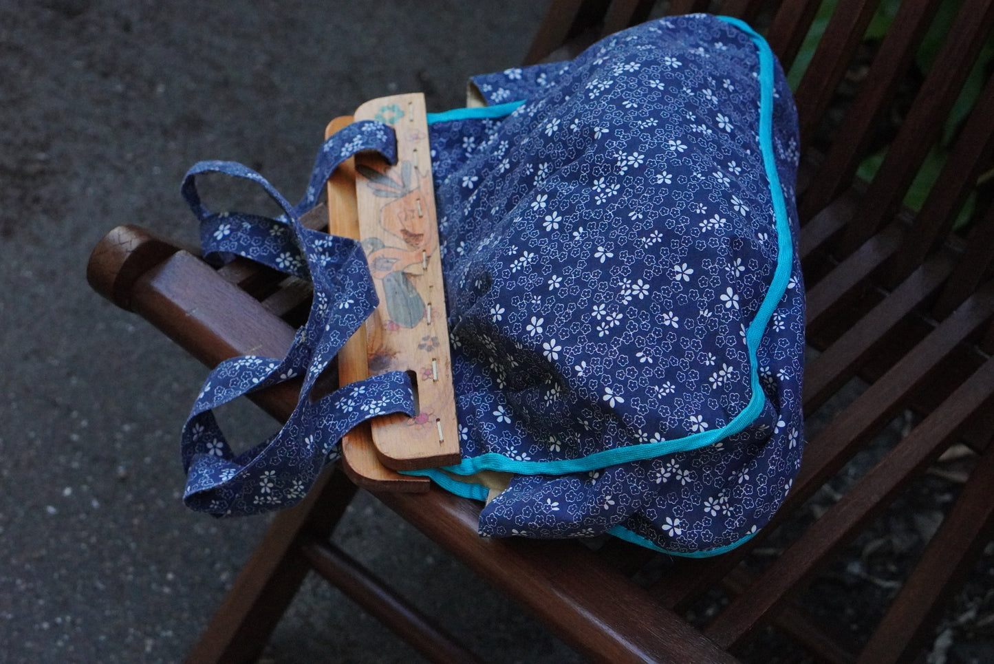 Vintage 1970s Floral Wooden Handle Tote Bag | Blue Folk Shoulder Bag
