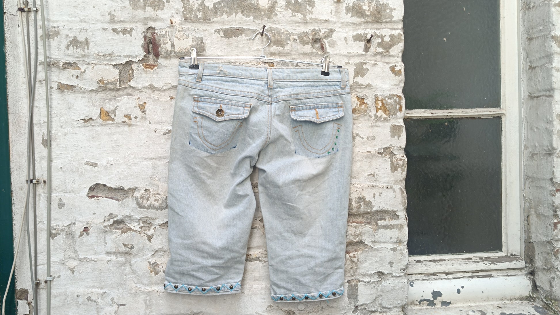 Cailina Vintage Y2K Denim Jorts Embroidered Distressed Jean Shorts 90s Capris M