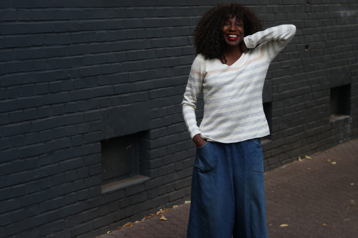 Striped Wool Blend Jumper | Vintage Y2K V-Neck Knit Sweater | M/L