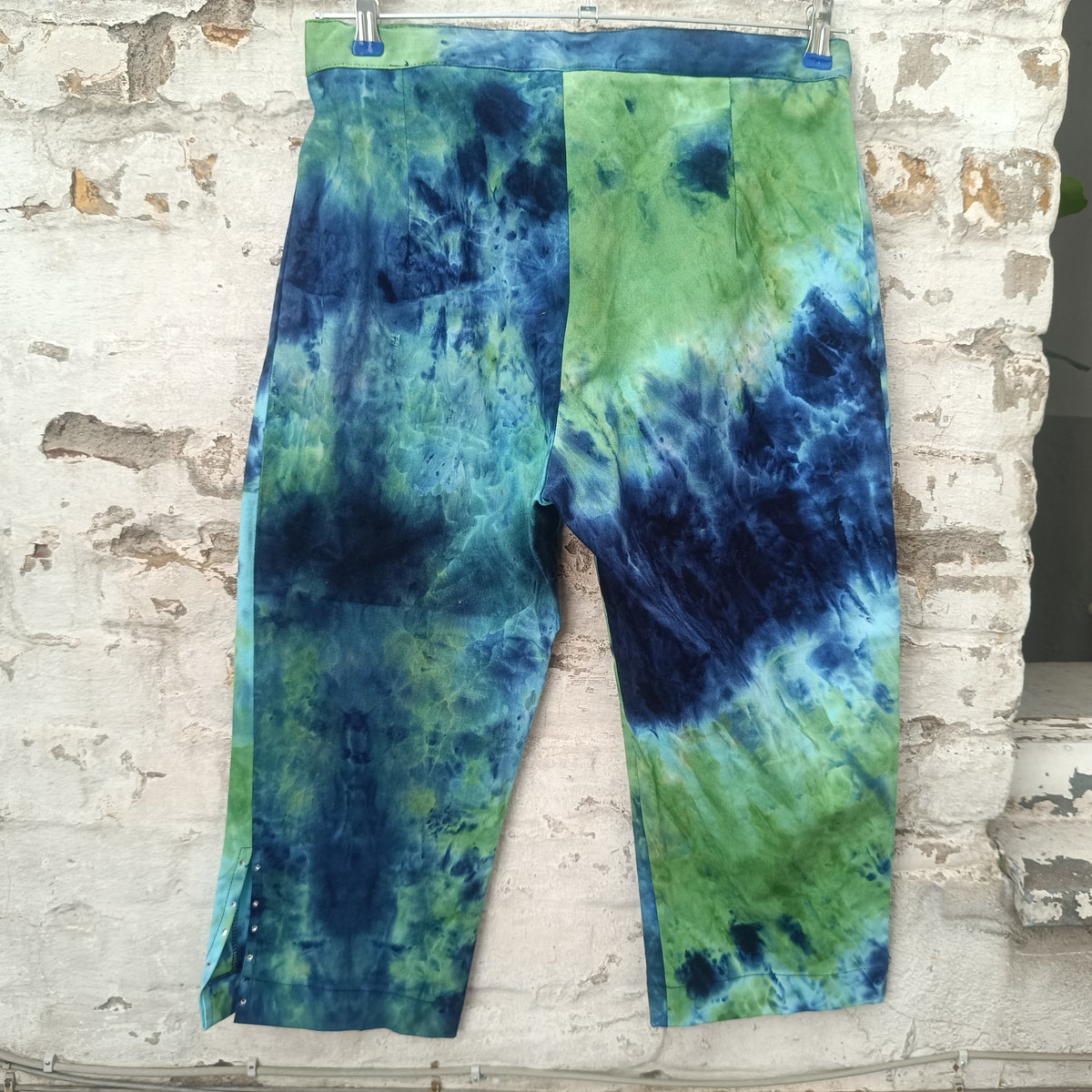 Tie Dye Capri Pants | Vintage 90s Y2K Blue Green Cropped Trousers