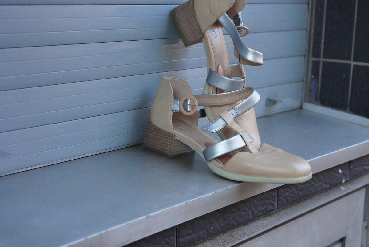 Vintage Camper Beige Silver Leather Strappy Sandals - Y2K Heels | EU 38