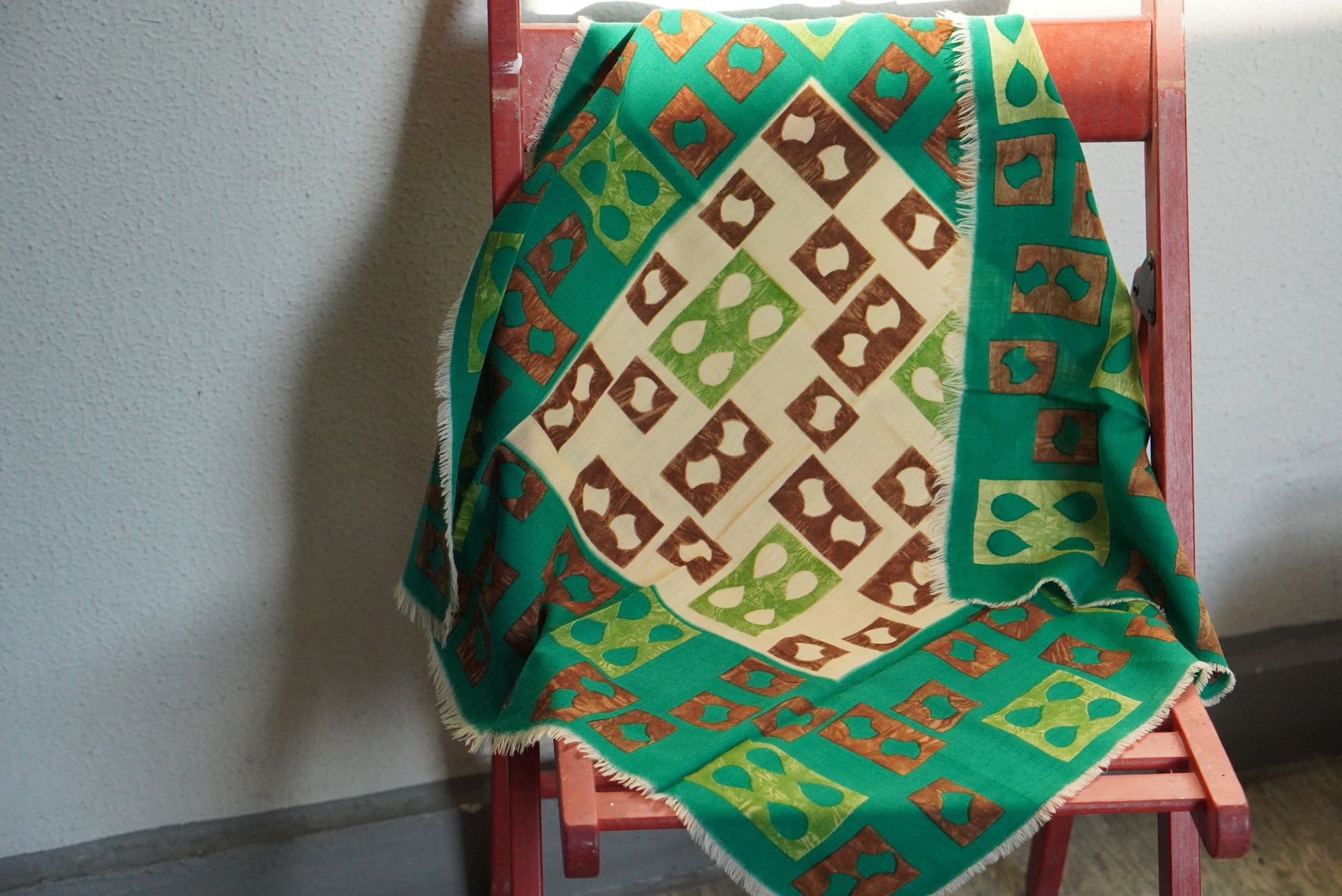 Vintage 1970s Geometric Scarf Green Abstract Pattern Fringed Lightweight Shawl