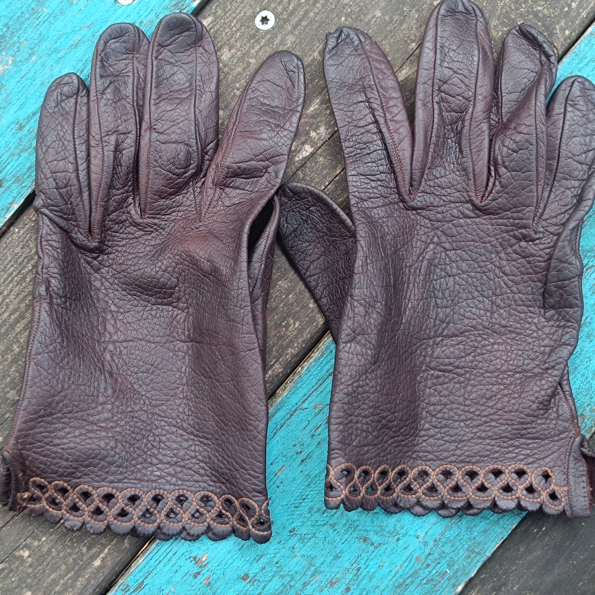 Vintage 70s Dark Brown Genuine Leather Gloves | Scalloped Trim | Size S/M