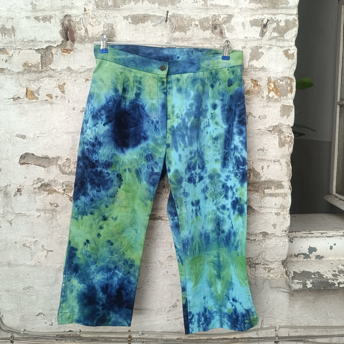 Tie Dye Capri Pants | Vintage 90s Y2K Blue Green Cropped Trousers