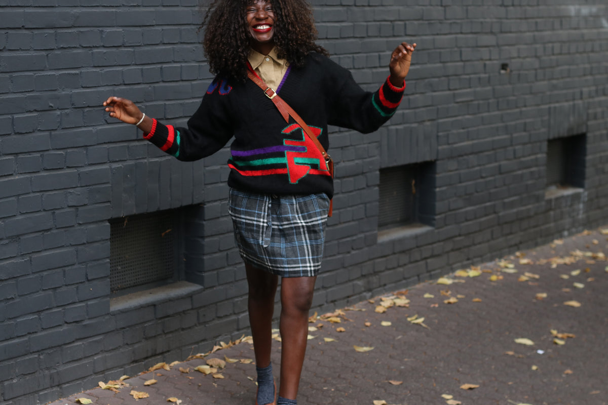 Vintage V-Neck Knit Jumper - 80s Abstract Black Sweater - M/L