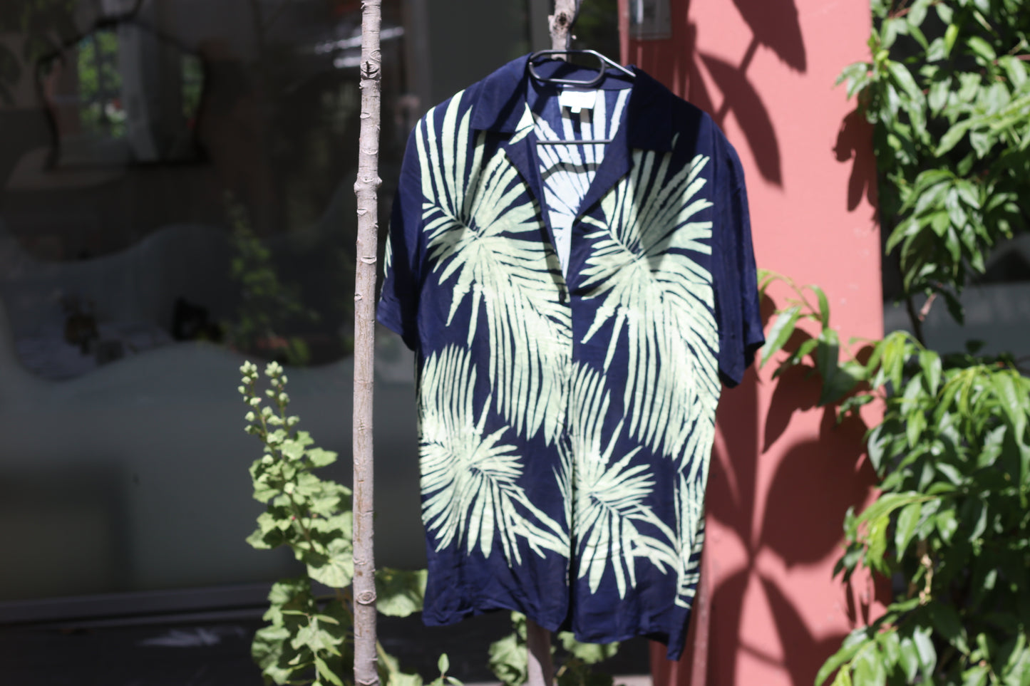 Vintage 1990s Palm Leaf Print Short Sleeve Shirt Navy Blue Green Tropical Blouse