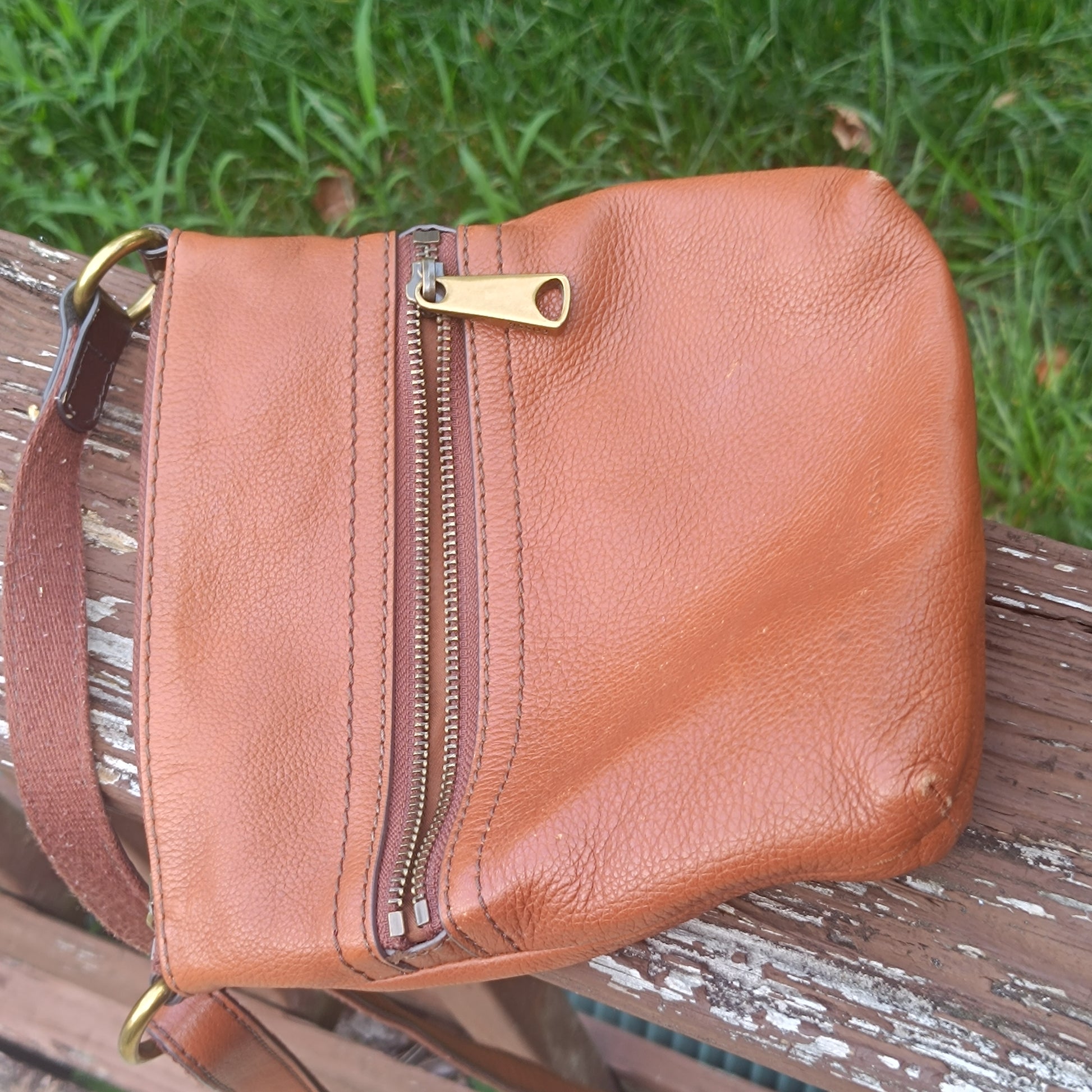 Fossil Vintage 90s Grained Leather Crossbody Bag in Brown