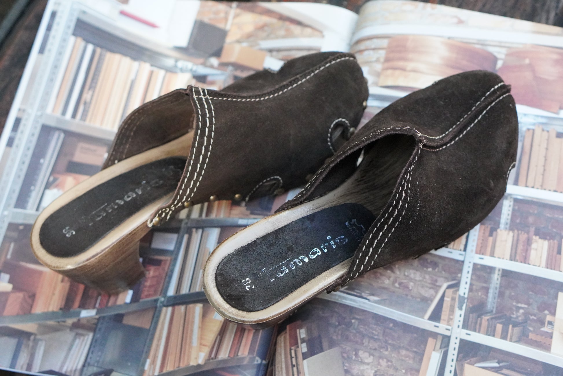 Tamaris Vintage 90s Brown Suede Leather Clogs Mules Wooden Heel Studded Shoes 38
